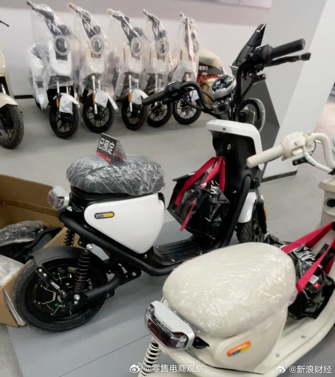 【电动车门店担心新国标不好卖】新国标电动车涨价明显 12月4日，澎湃新闻记者随机