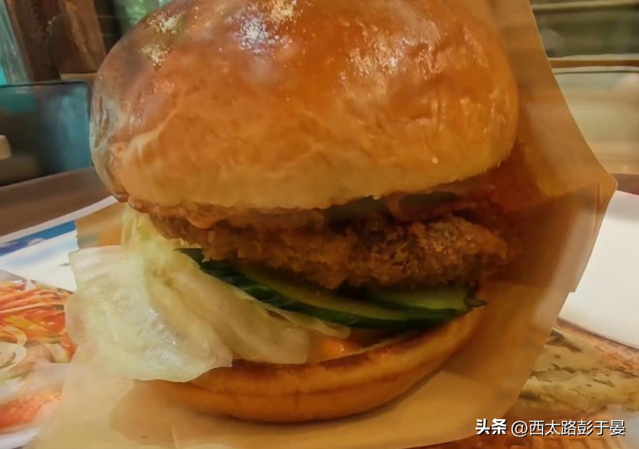 魏家凉皮卖汉堡？早不是新鲜事了

你以为魏家只靠凉皮出圈？其实它卖汉堡已经好几年