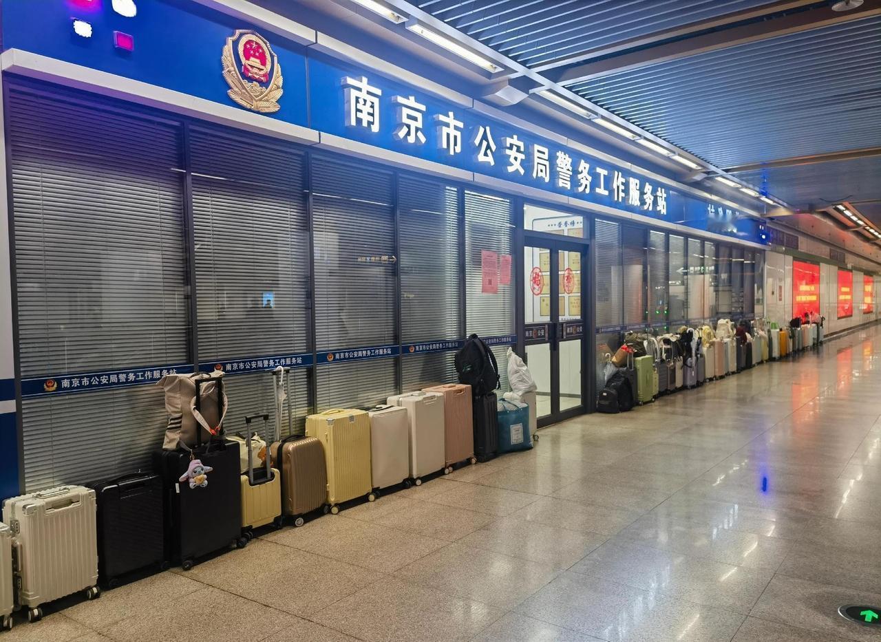 执勤民警主动承担起看护责任，体现了警民之间的高度信任，展现了城市的温度与人文关怀