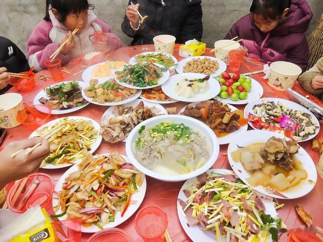 不出二十年，很多家族都会迎来一场终结……

前几天路过一个北方老村，村口仨老人晒