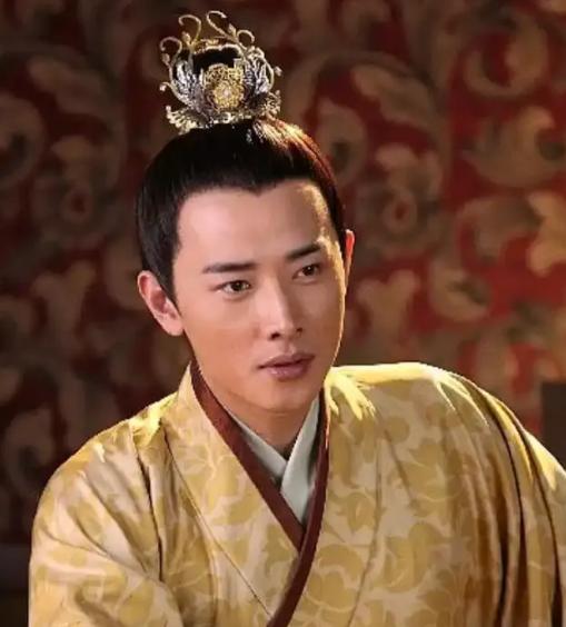 公元501年冬，建康城的宫殿里火光冲天。然而在2年前，这位皇帝还因弄疼了宠妃的脚