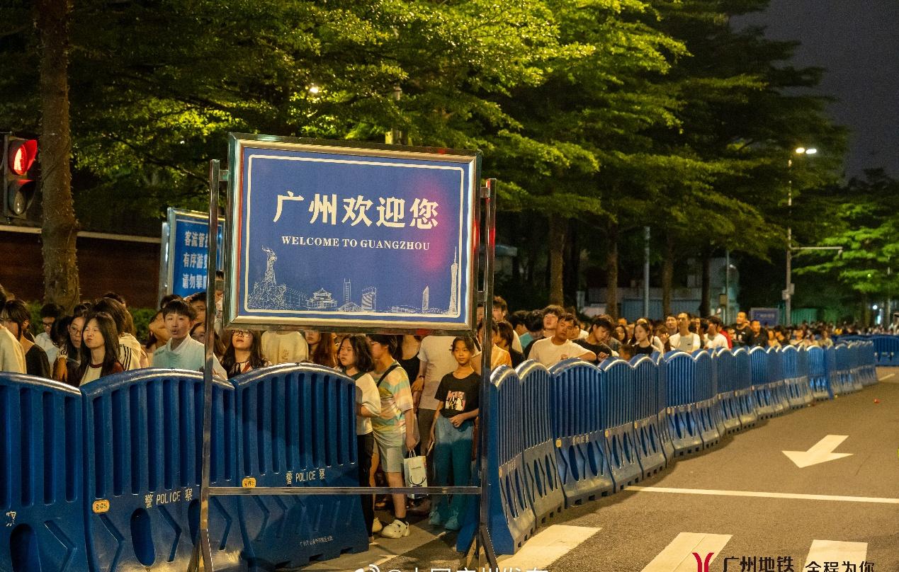 就登上了热搜榜第一位。根据海珠区广州塔联勤指挥部客流管控要求，当广州塔景区核心人