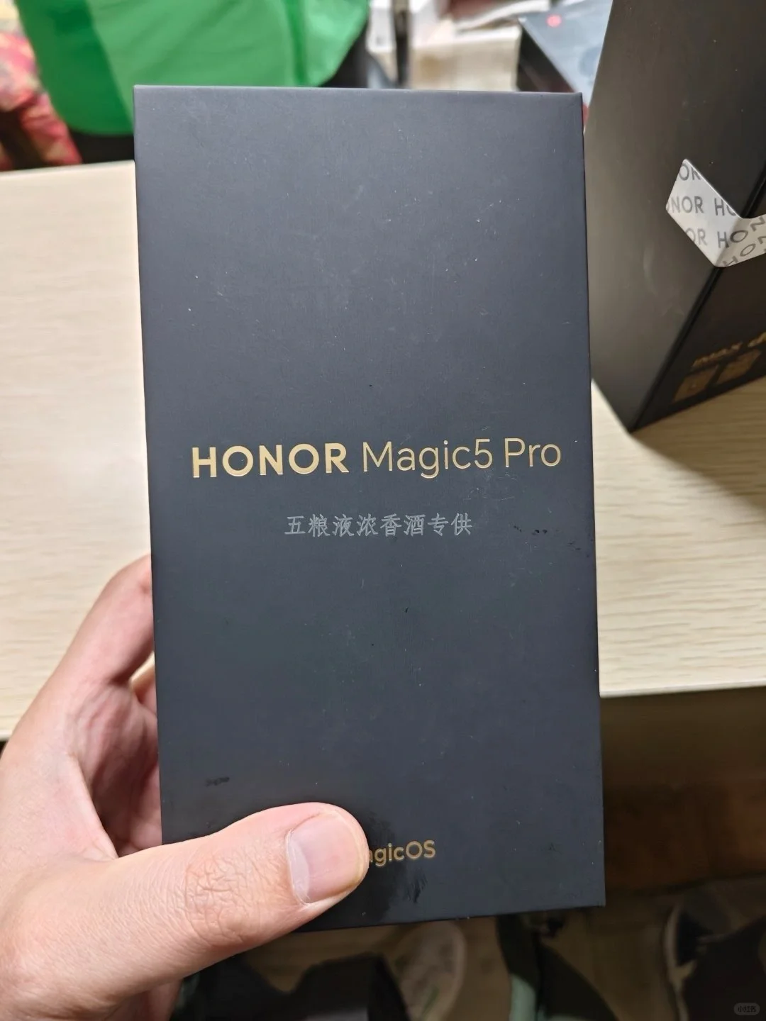 朋友上班的公司，年终奖发了一部手机，但是由于手机上刻了公司的名称，导致他在回收时...