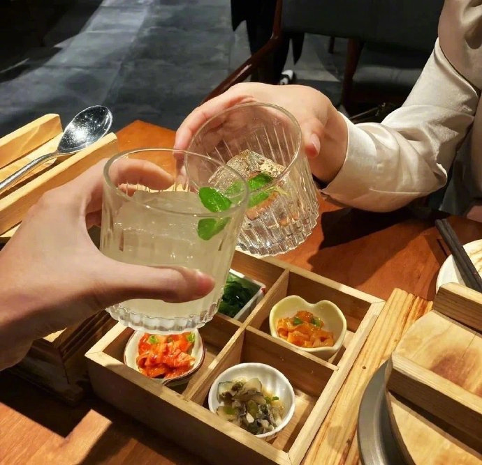 🍰•ᴗ•🥨🍧🥛见个面，吃个饭，拍个照🤳姐妹局，常碰杯，敬友谊👭  