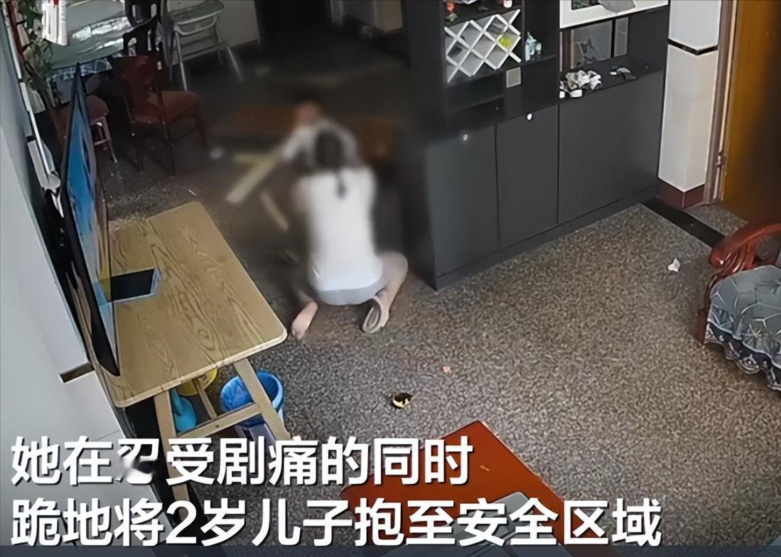 浙江煤气爆炸后，那个坚强的女人终于熬不住了。喉管被割开，话都说不出来，但她看着丈