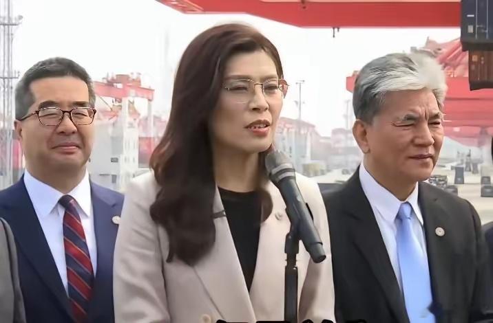 郑丽文引用鲁迅名言名句开篇，发出两岸和平的深情呼吁：“其实世上本来没有路，走的人