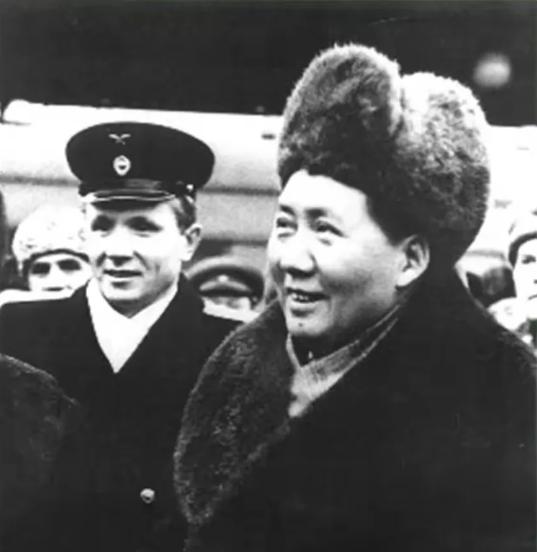 1950年毛主席访问苏联后回国途中，专列经过美丽的贝加尔湖时，毛主席很生气的对身