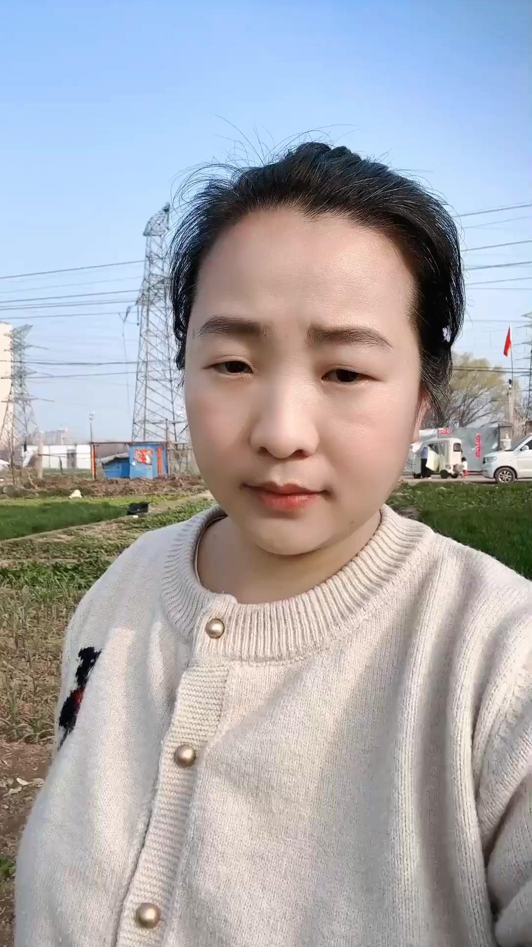 1️⃣钾肥：鸡粪发酵后是天然钾肥，草木灰也很实用，烧完的草木灰加水浸提，就是很好