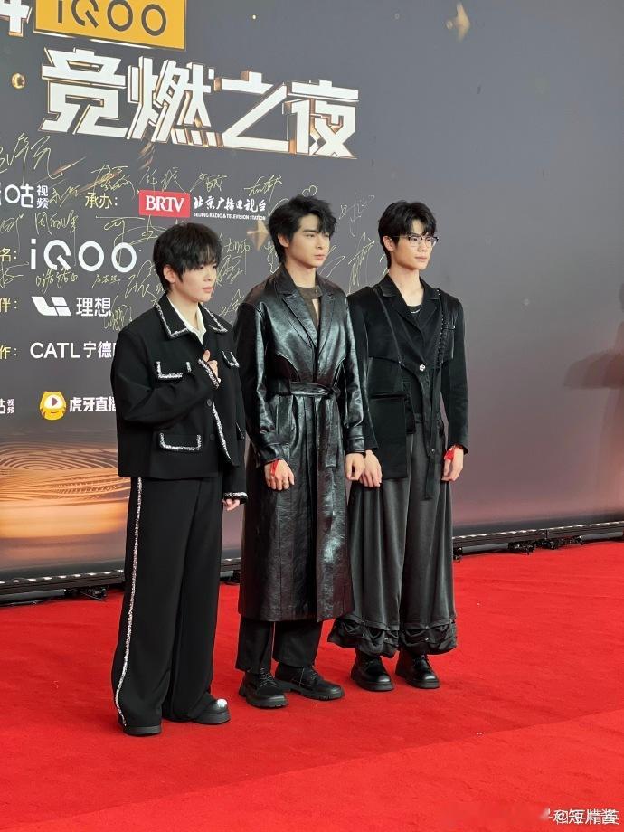 被诚c小香风西装帅到了  诚 c 你这个家伙，到底藏了多少魅力在身上啊？你就像一