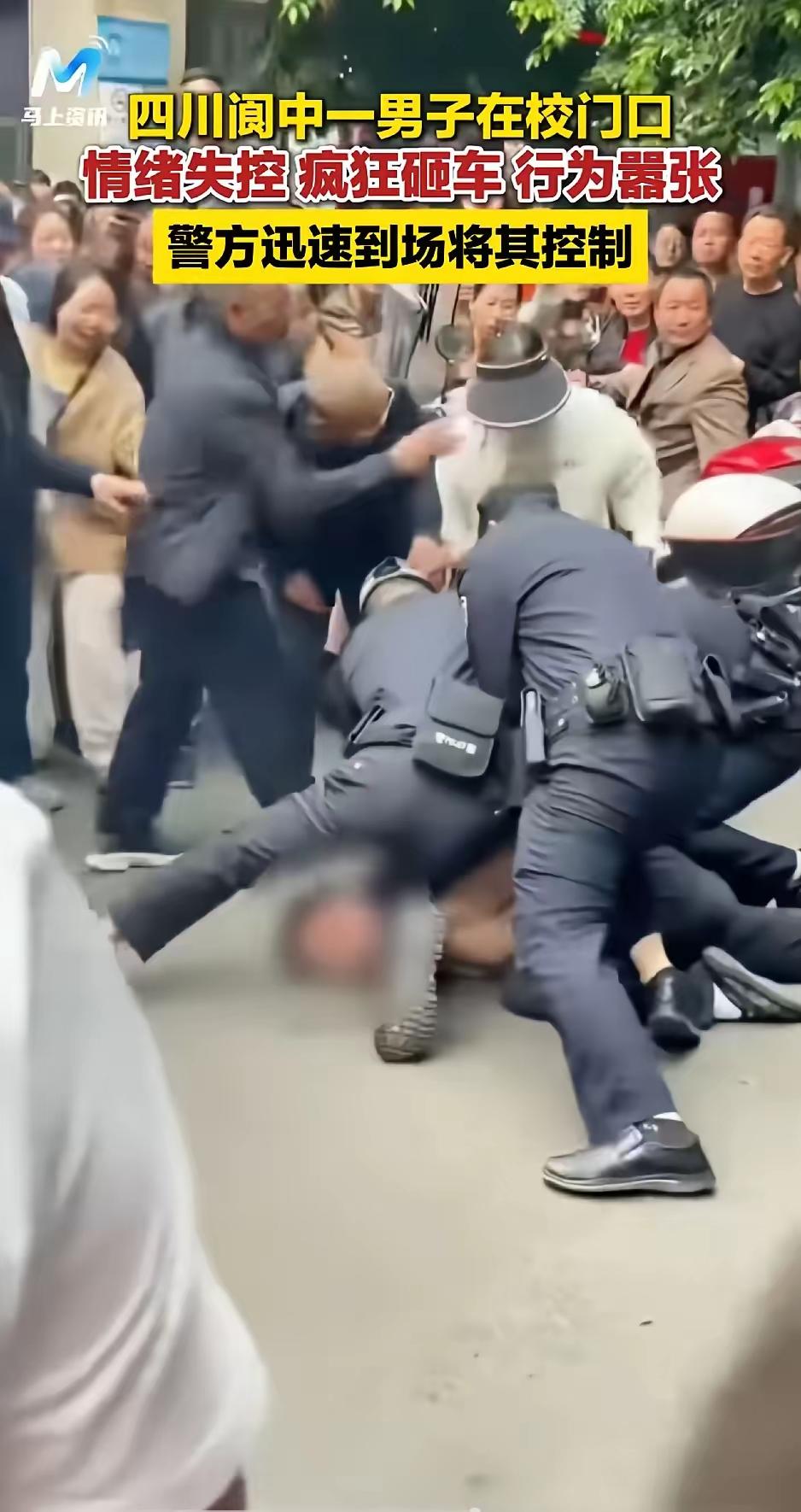 太吓人了！小学门口男子赤膊砸车，路怒症发作酿惊魂一幕
 
光天化日之下，正值放学