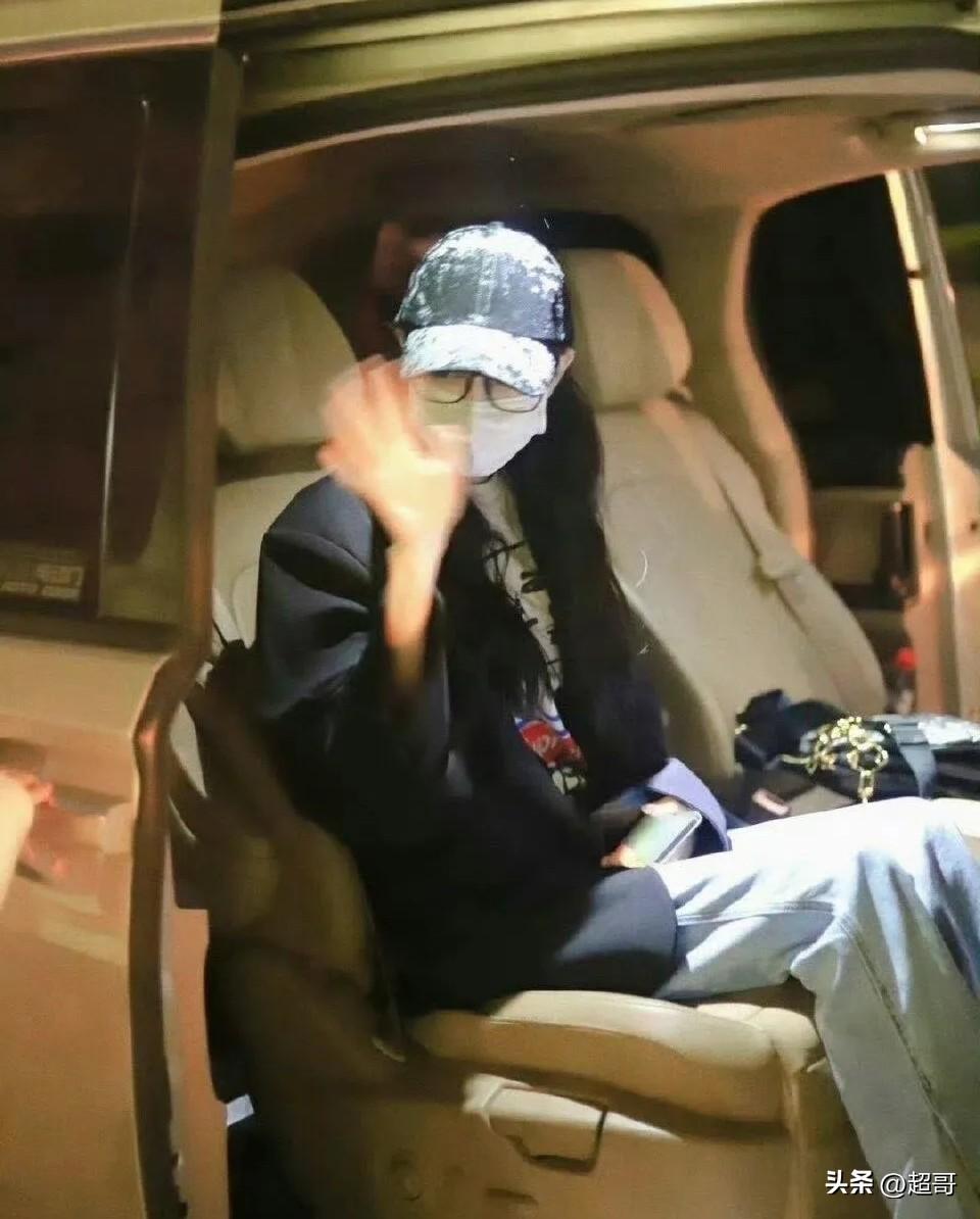 破防了！粉丝喊迪丽热巴平安喜乐，她停车开窗鞠躬，眼眶泛红太戳人
 
3月20日-