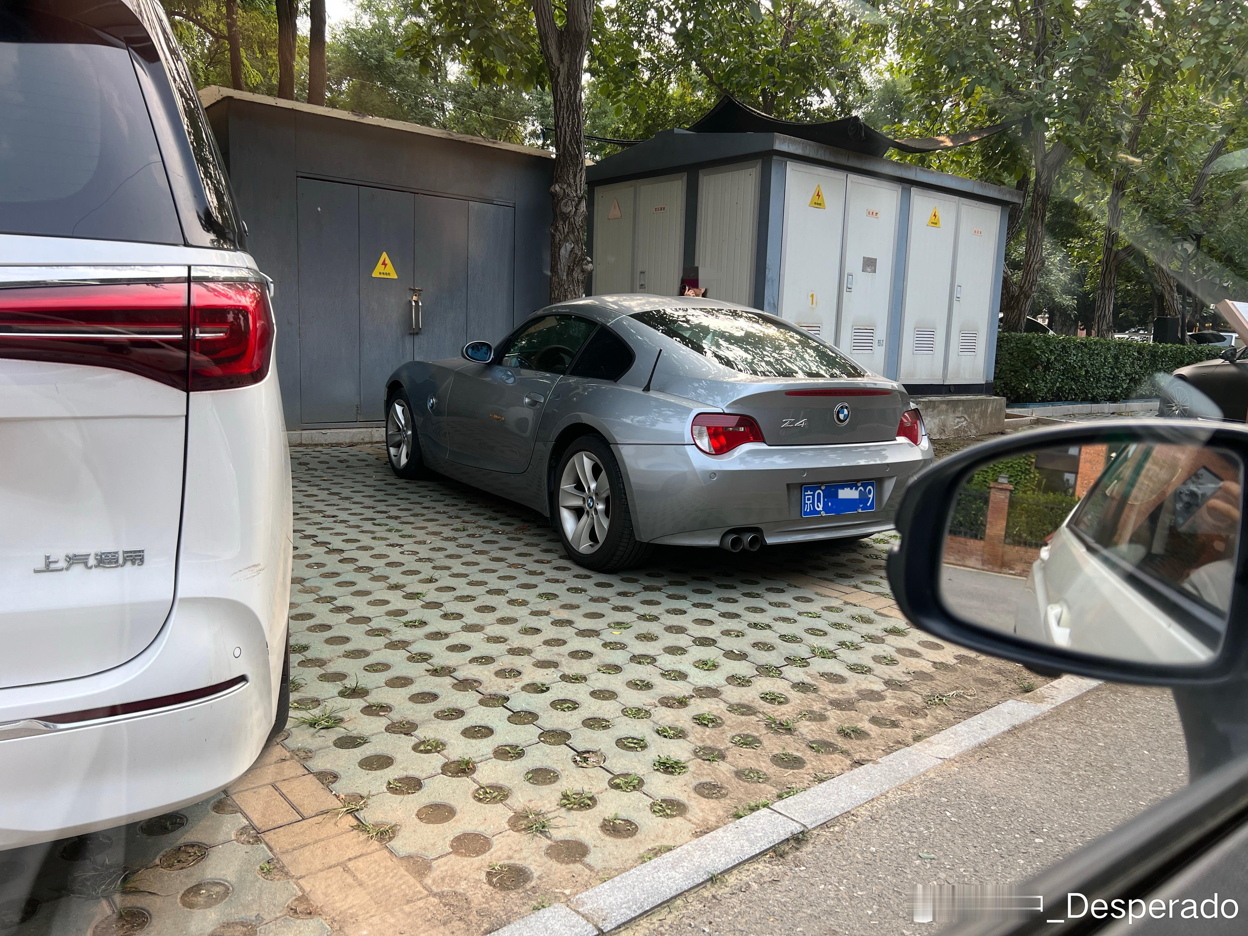 说什么来什么。前几天刚说完宝马Z4，尤其是E86看着最经典。今天就在公司楼下碰见