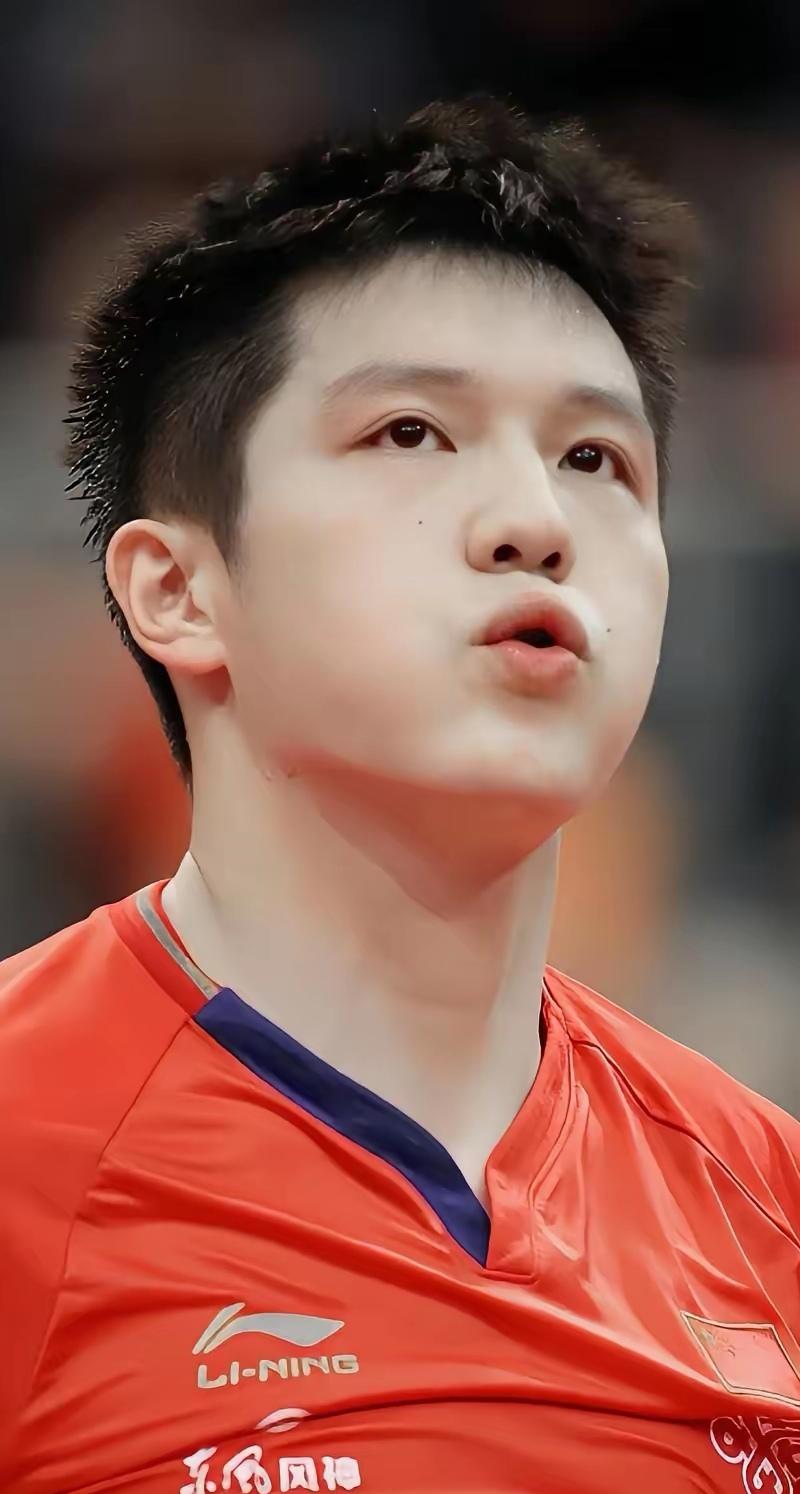 新的征程已在前方铺开
中国青年的形象
将随他的球拍愈发清晰
技战术的前沿
正等着