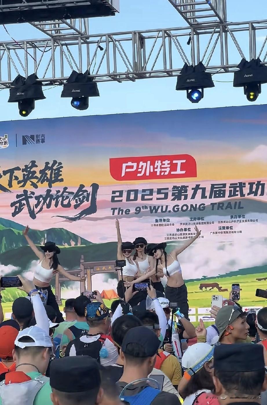 这武功山的宣传活动，真的太符合现在年轻人的需求了，吊带美女不仅仅帅哥喜欢，美女们
