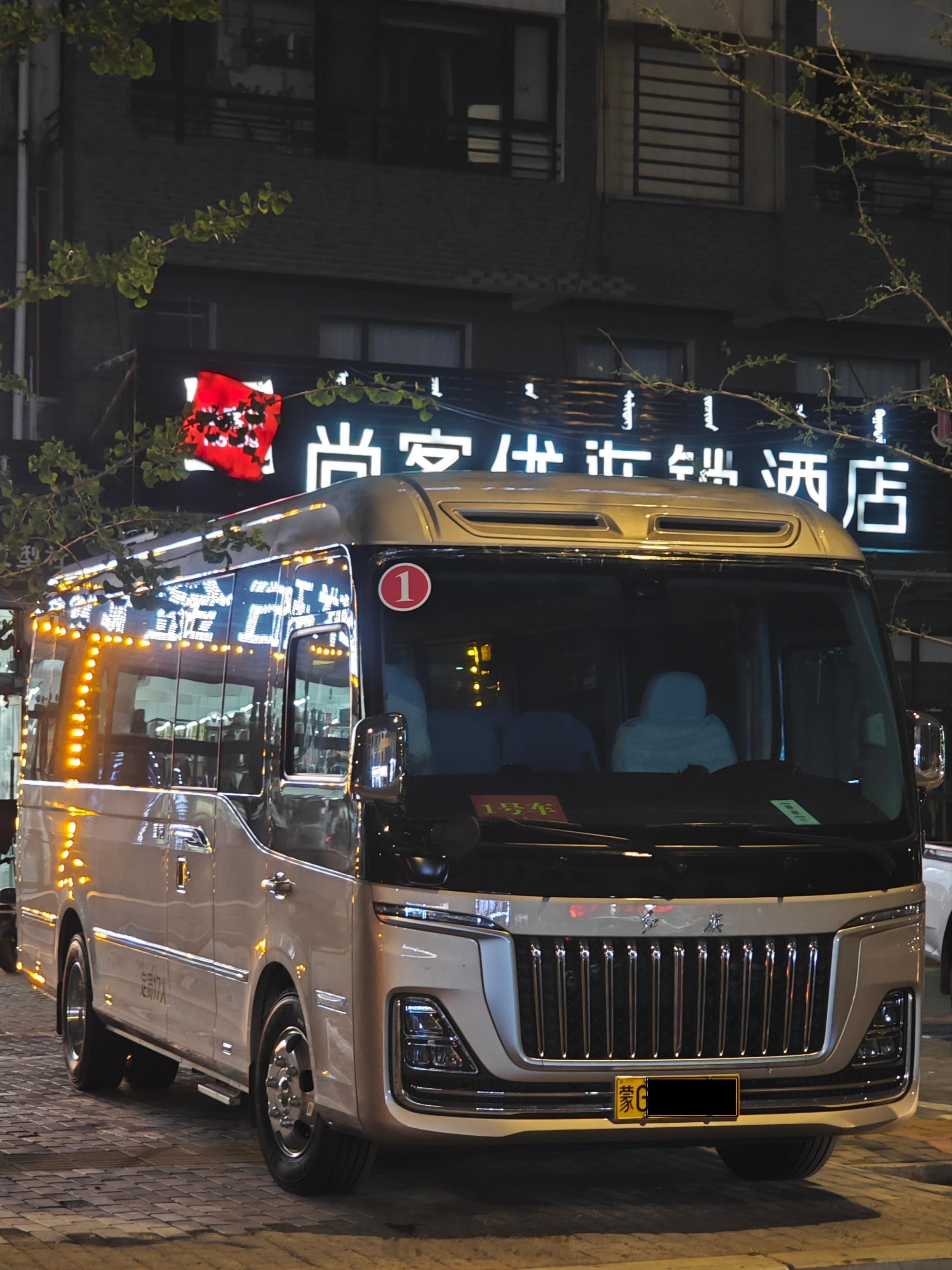 红旗国悦(17座)，第一次近距离欣赏，个人更喜欢侧面和车尾的设计。悬浮式车顶挺有