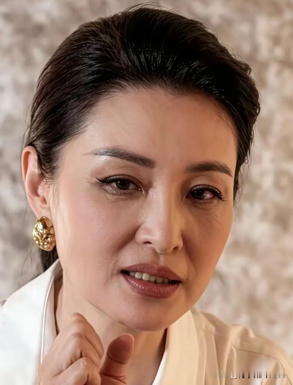 美人迟暮了，当年颜值可是比倪萍高的一个主持人，如今老了也是长相平平，不是那种一眼