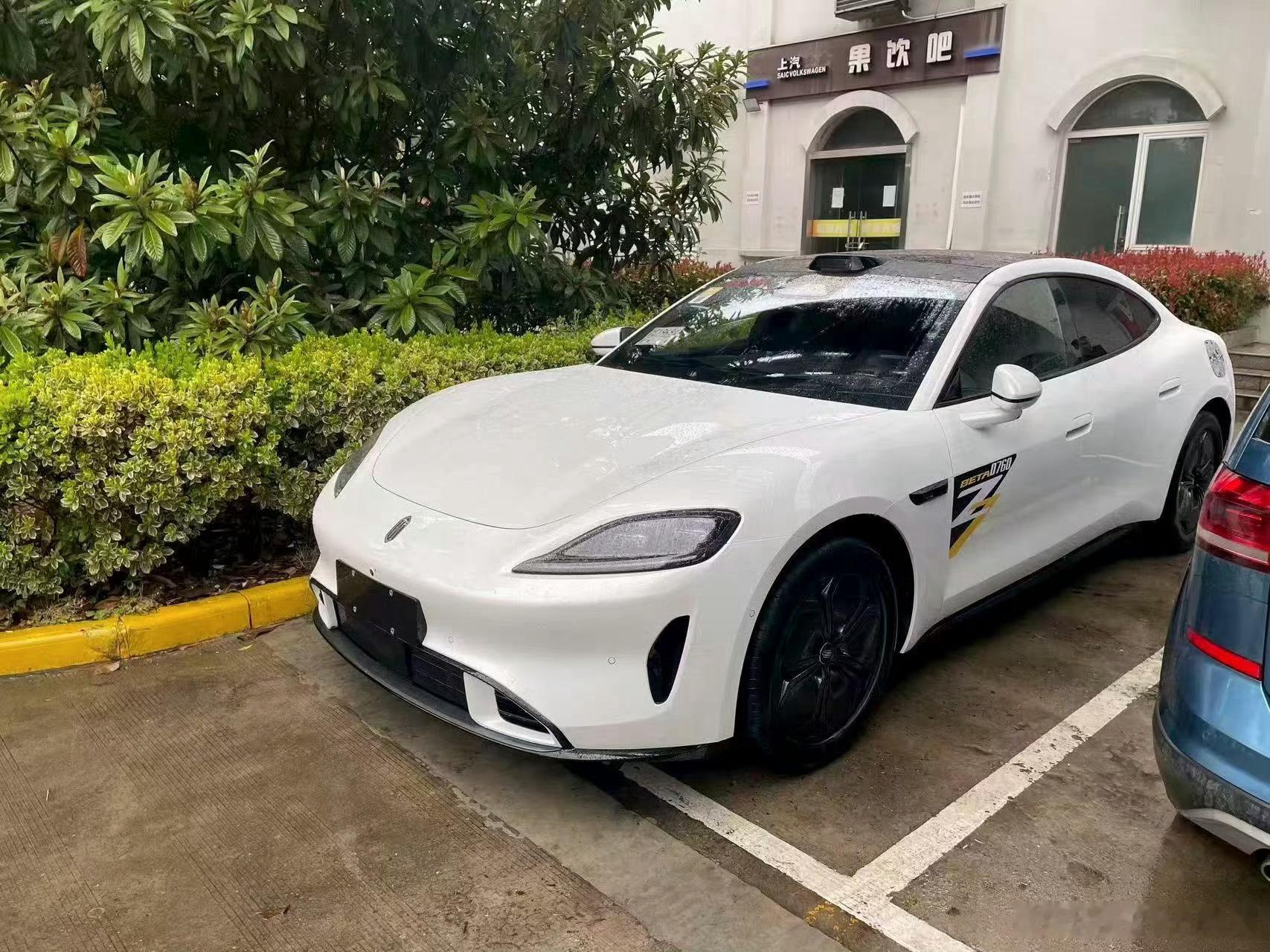 尚界Z7的白色实车也曝光了，简简单单整挺好，不过我自己还是更喜欢尚界Z7T，车尾