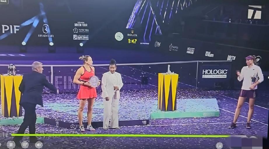 WTA年终总决赛舞台上上演离奇一幕:获得最后总冠军的莱巴金娜居然拒绝和WTA这位