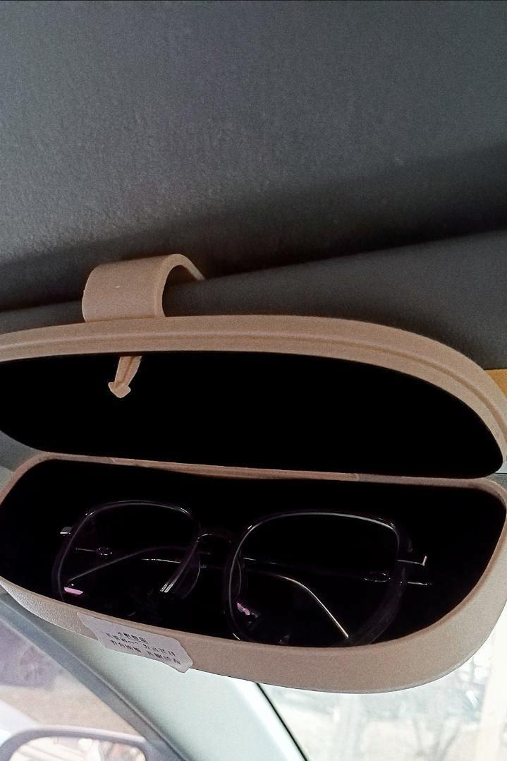 我们经常开车的老司机可能每个人都会有一个太阳镜，有时候阳光或光线刺眼的时候需要佩