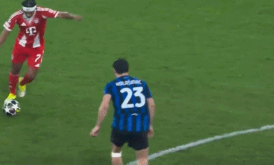 半场结束前，格纳布里的射门又击中了对方球门的横梁…半场比赛可看出，拜仁球员踢嗨了