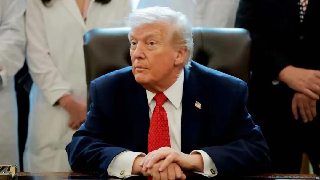 委内瑞拉总统马杜罗在美军突袭中被抓。行动代号“绝对决心”，从加拉加斯直接押到纽约