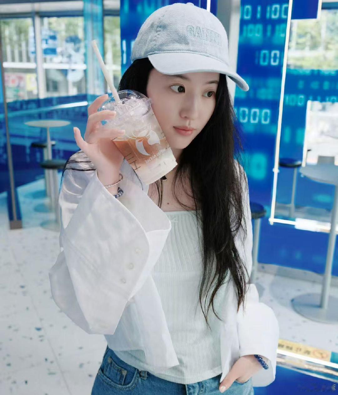 刘亦菲喝咖啡日常照刘亦菲捧着咖啡自拍 刘亦菲捧着咖啡自拍！！ 