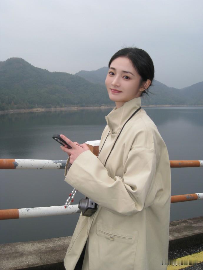 周洁琼 ​​​，水边俏皮自拍