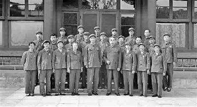 1970年代初，周恩来总理与身边工作人员的珍贵合影，能认出五个，历史一定不会差！