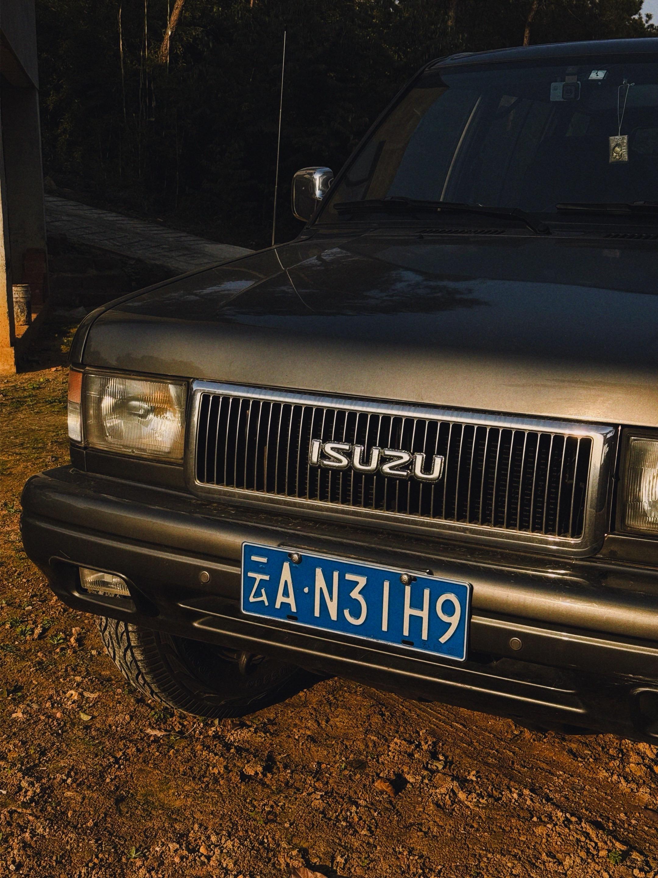 五十铃 突路霸。