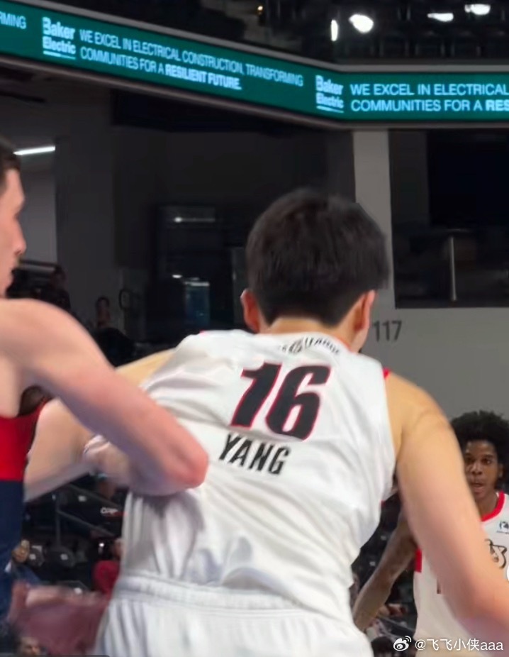 杨瀚森G联上半场17分【现场直击：杨瀚森连续内线强攻得分】翻江倒海！上半场比赛杨