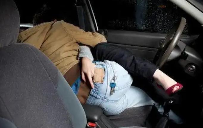 山东烟台，一女子与已婚男同事发生不正当关系，被男同事妻子发现后，两人都与原配离婚