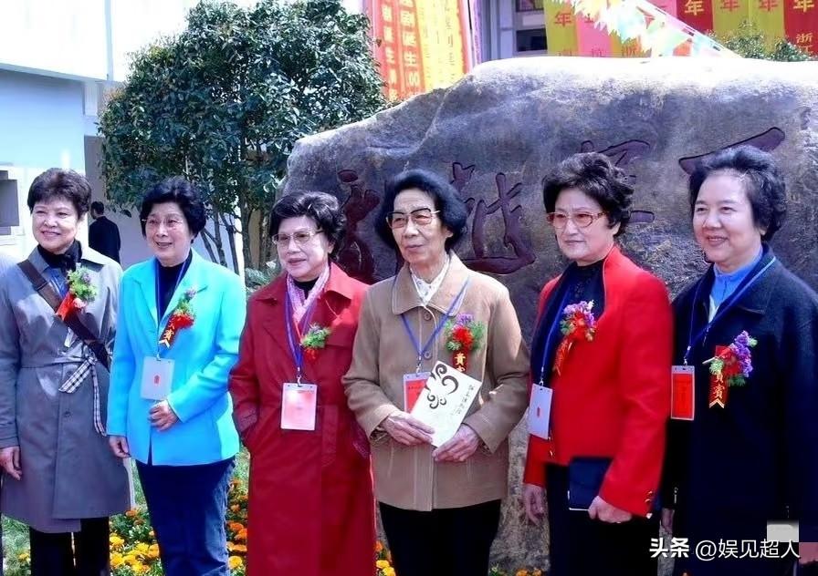 能一眼叫全这六位老艺术家名字的，绝对是真越剧老戏迷！

别看她们上了年纪，一个个