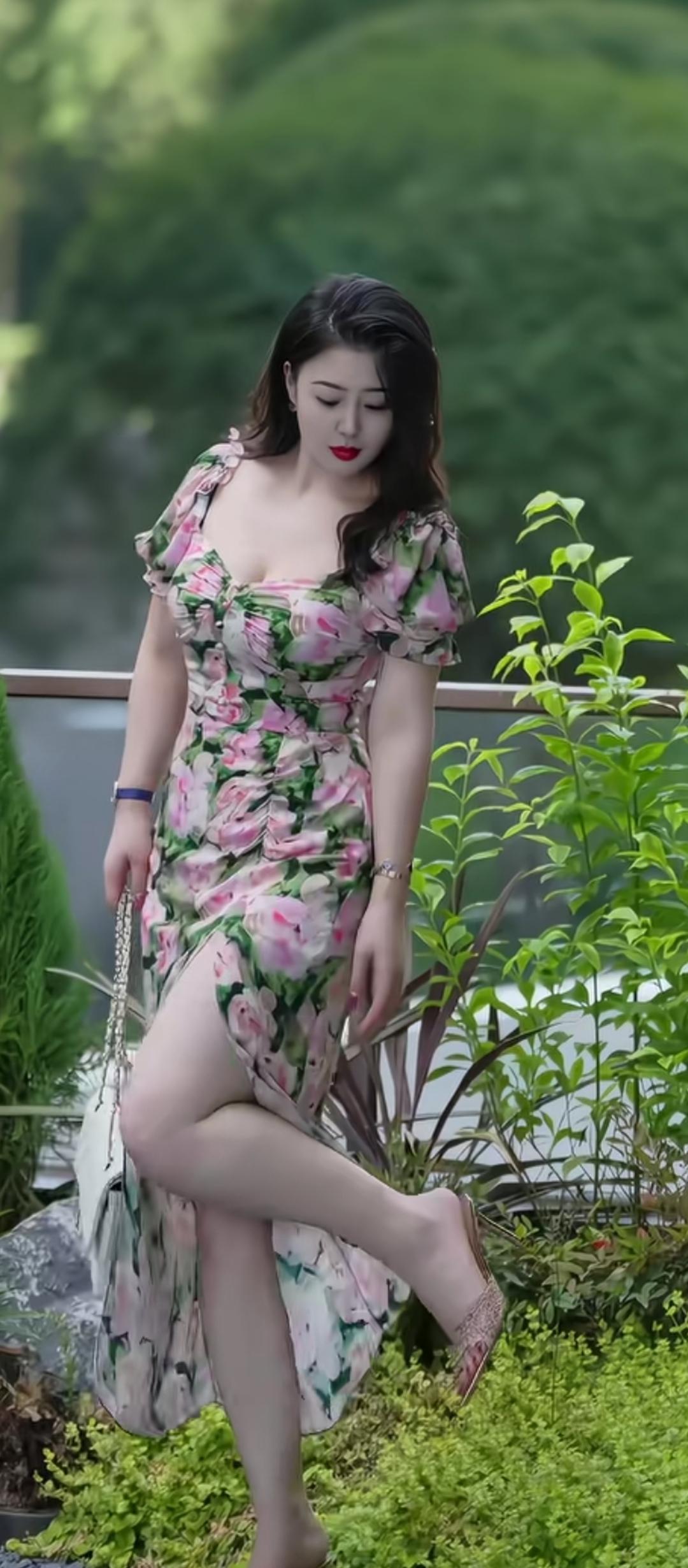 花间美人影，风姿绰约间。