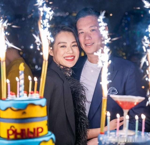 视后胡杏儿和丈夫李乘德结婚已满9年，育有3子，一家五口过着幸福美满的生活。事业上