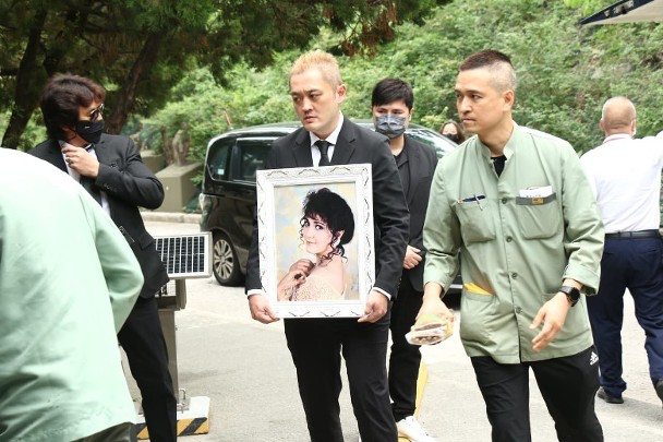 施明葬礼施明出殡 据港媒，香港演员施明葬礼于23日举行，她的长子捧着遗照，幼子紧