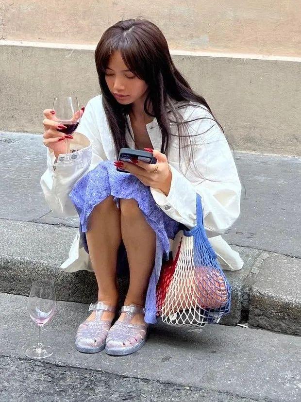 Taylor Swift 穿的水晶凉鞋出圈了！
来自巴西时尚品牌 Melissa