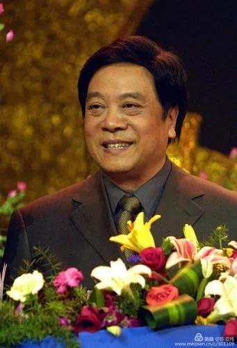 生前作品90万人民币，投资者们抢着要。

身后，一幅作品卖698，都无人问津！