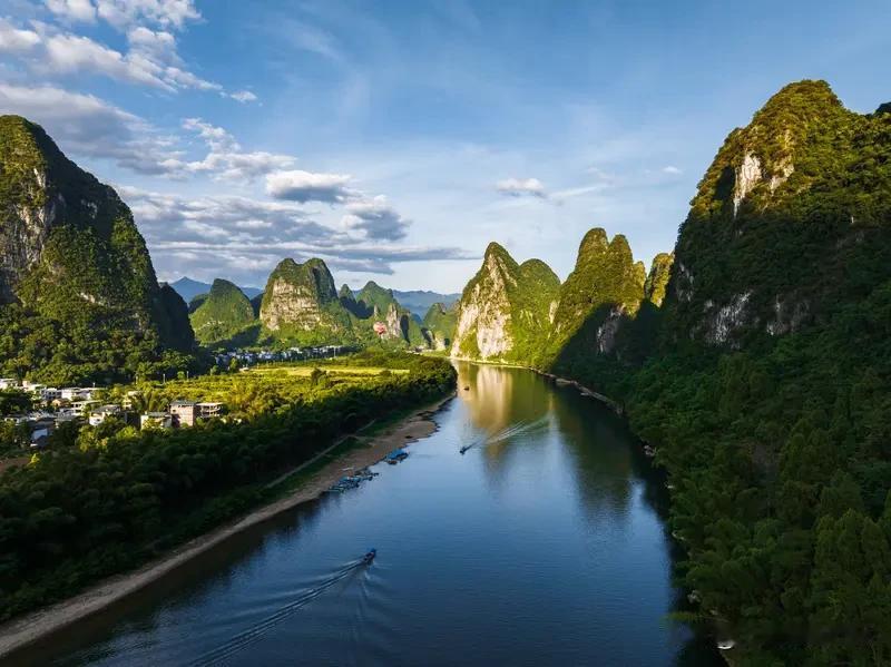 漓江，真不愧是流动的画卷！上次去桂林，我就乘船游览了漓江。
船行江上，两岸的山峰