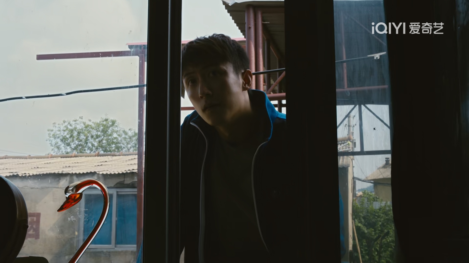 我刚在三刷《岁月有情时》，看到昨晚张小满去探查黑气站，我女儿一边陪着我看一边说：