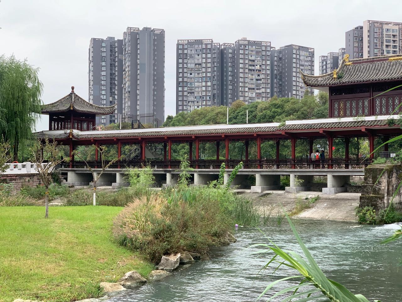 在刀郎身边时基本上都能走红，可一旦离开刀郎，慢慢地就不再红了，这是事实。