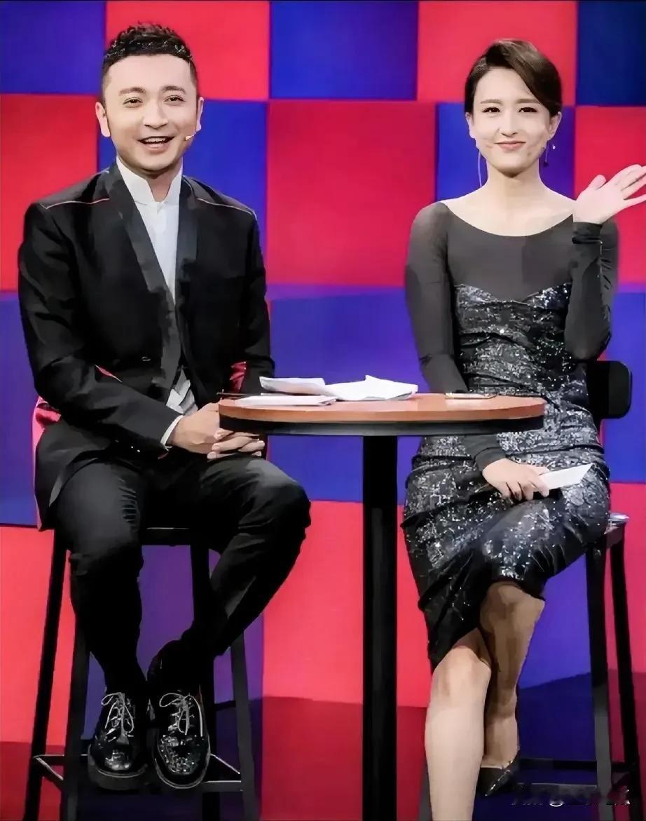 左边小尼，年轻帅气，右边这位是谁呢？#信得过的主持人# #好喜欢他俩呀#