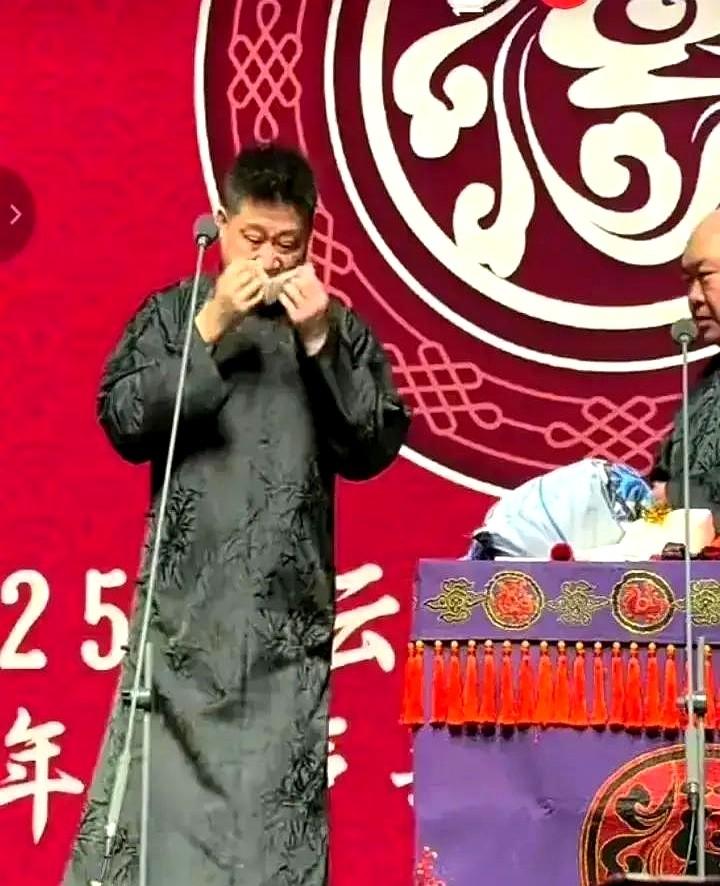 张鹤伦台上突然哽咽，对着手机喊“我想单飞”！

2025年福州跨年专场，全场都懵