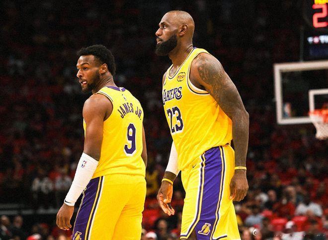 湖人vs火箭詹姆斯布朗尼空接湖人半场63-52领先火箭，詹姆斯16+4&父子连线