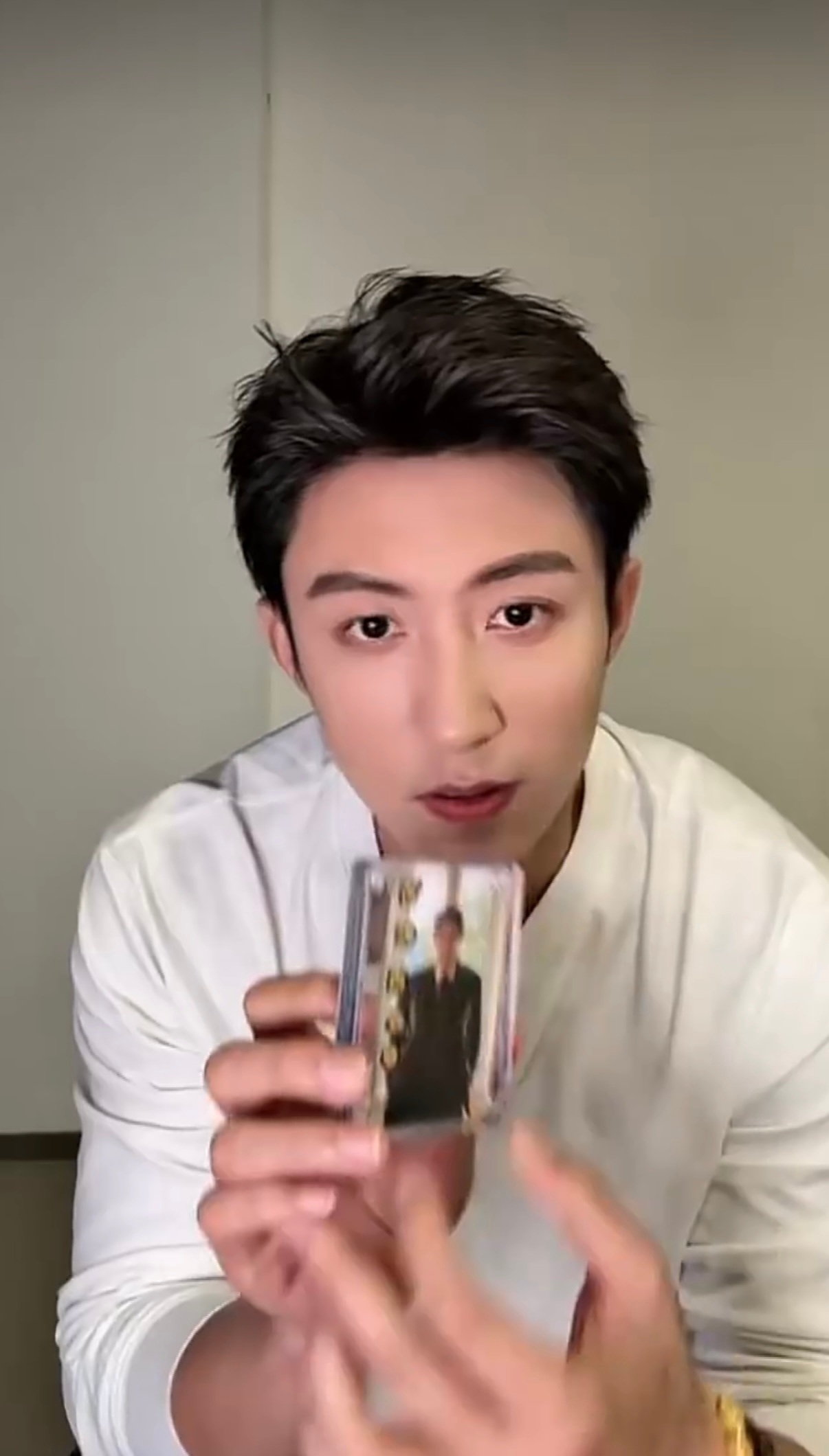 黄景瑜 脱了🎶黄景瑜直播咕卡 黄景瑜突袭咕卡！舞台上脱外套啊啊啊就说能不能不要