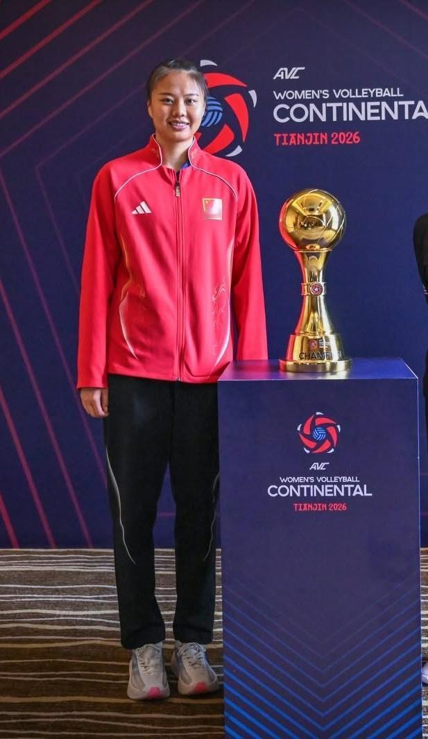 【2026天津女排亚锦赛奖杯展示】
🏆 女排亚锦赛半决赛一触即发！
中日伊泰四