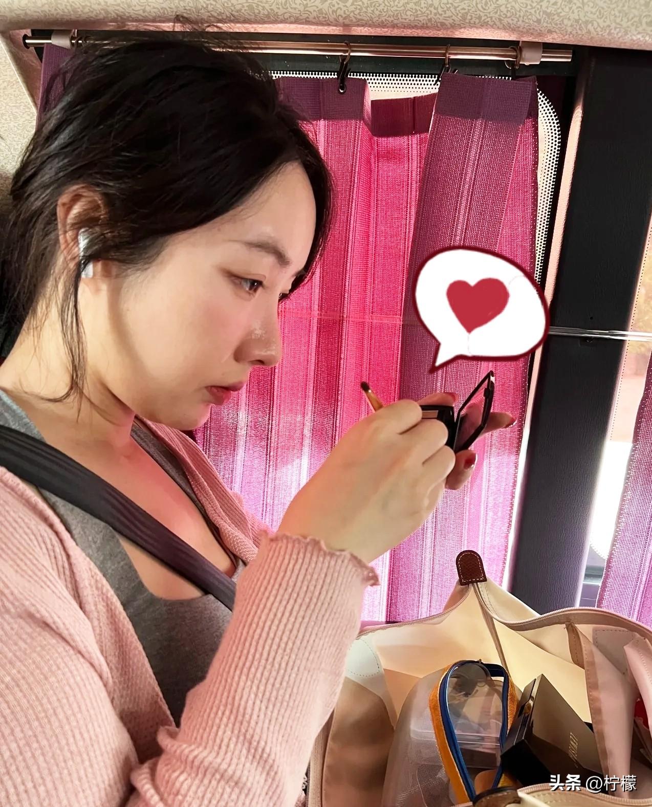 女子坐长途客车，
途中突然想要上厕所，
于是就跟司机说：“师傅，我想上
厕所！”