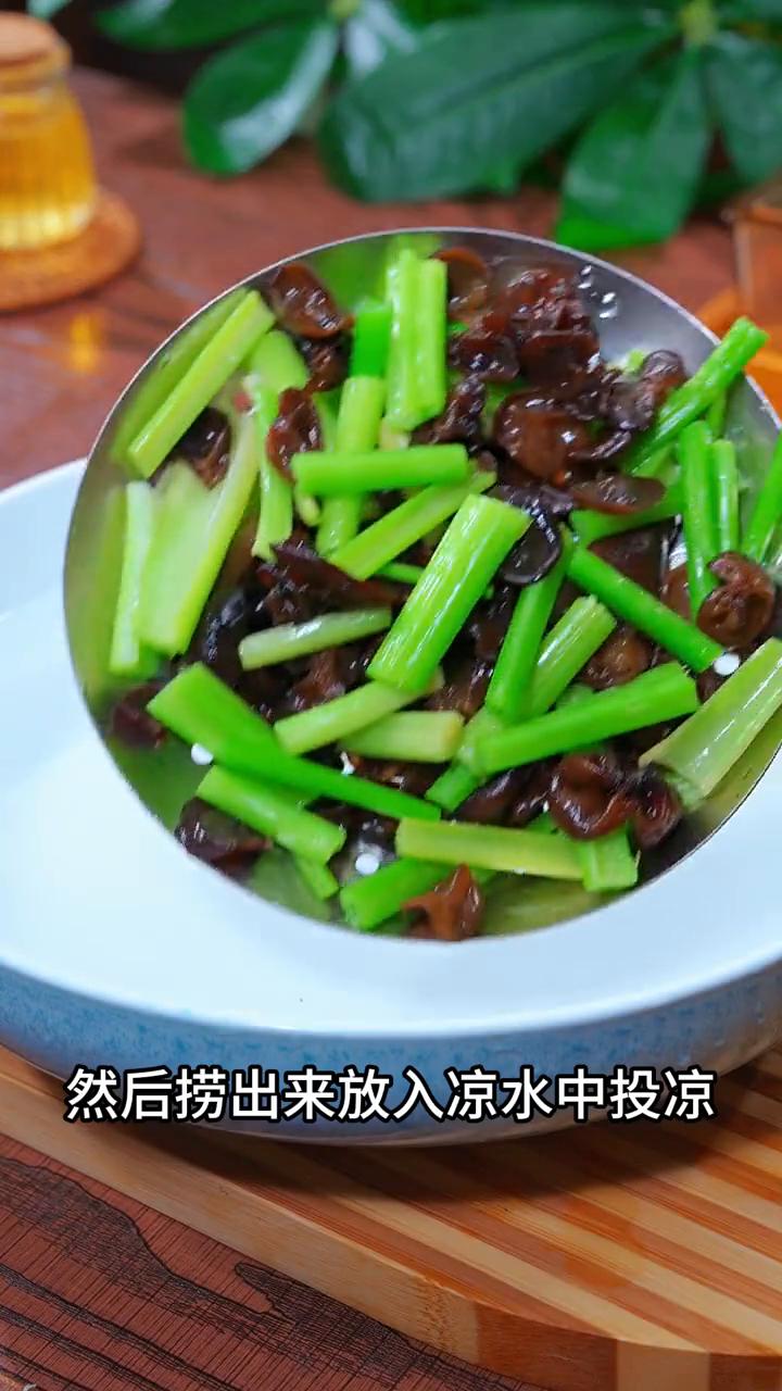 芹菜拌木耳。
很多人都不知道芹菜和木耳居然有这么大的妙用。这是村子里一位90岁的