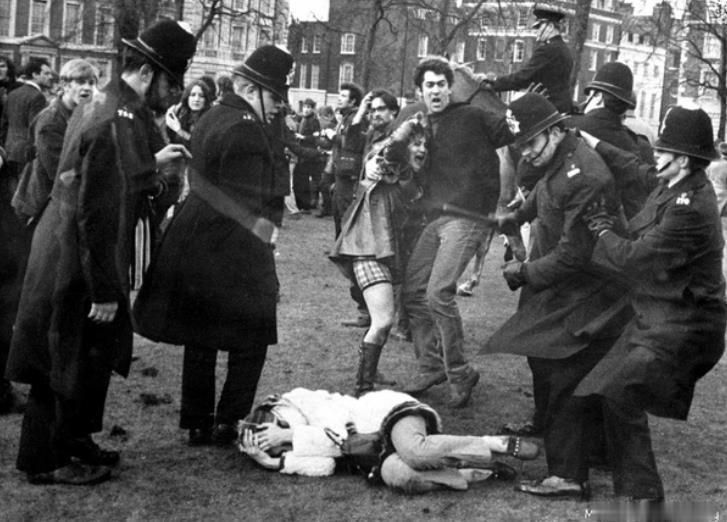 【伦敦美国大使馆前抗议的英国青年】
1968年3月17日，一群反战示威者聚集在伦