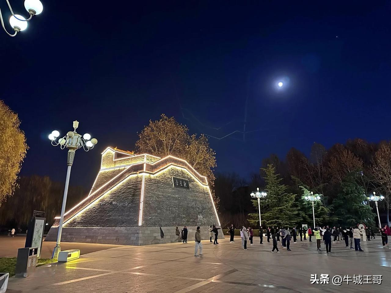《冬月十五：达活泉公园的月亮又圆又大》
       今天，冬月十五的这个夜晚，
