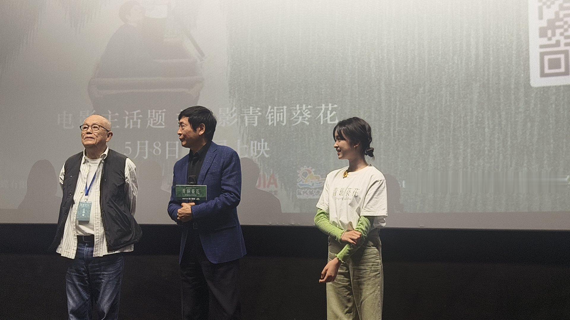 改编自曹文轩经典文学作品的《青铜葵花》，以沉静温柔的镜头，将苏北水乡大麦地的岁月